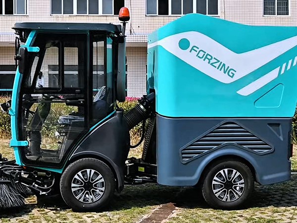 工廠(chǎng)內(nèi)的狹窄過(guò)道、廠(chǎng)區(qū)內(nèi)的綠道，純電動(dòng)掃路機(jī)都能輕松清掃